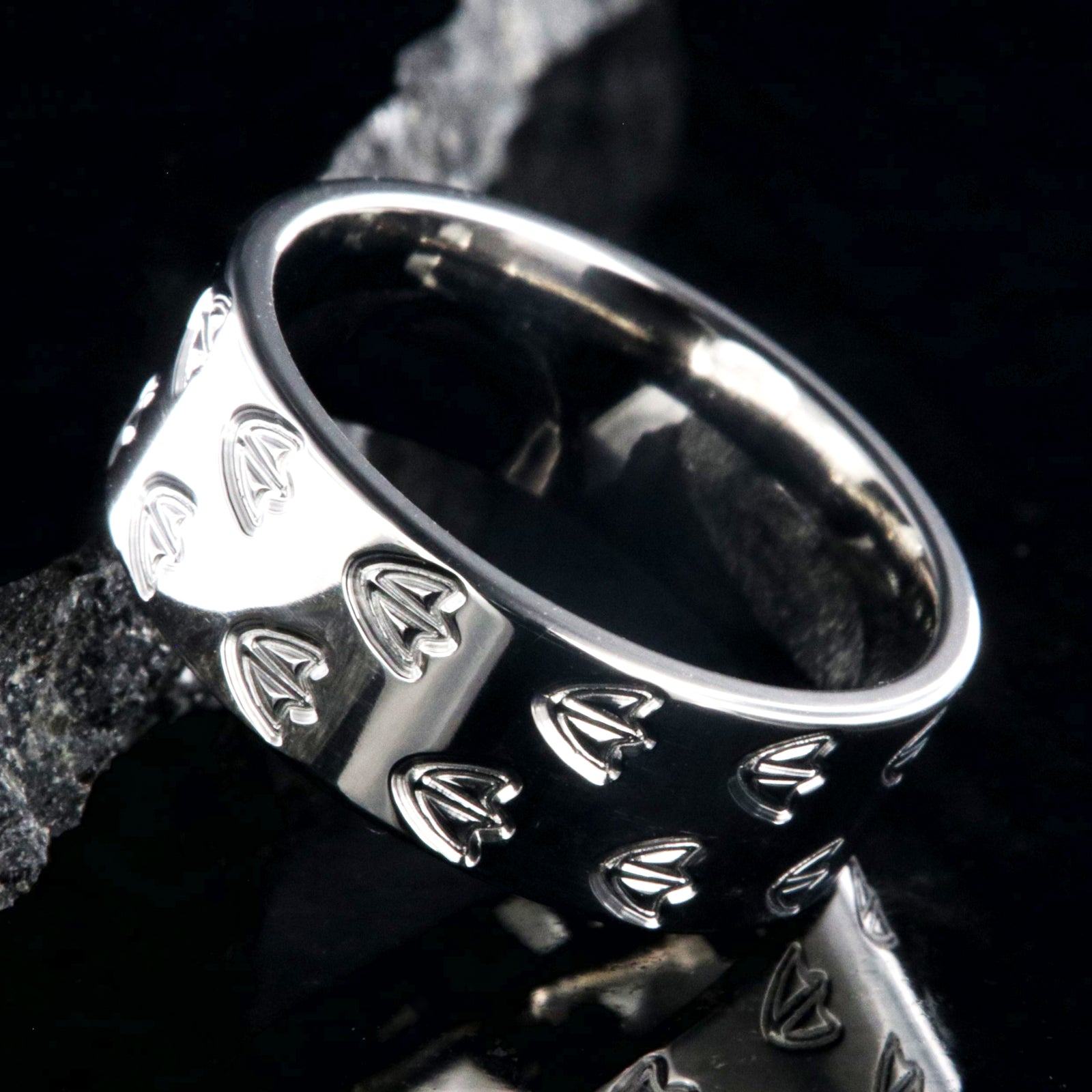 8mm wide titanium duck band ring with duck footprint tracks