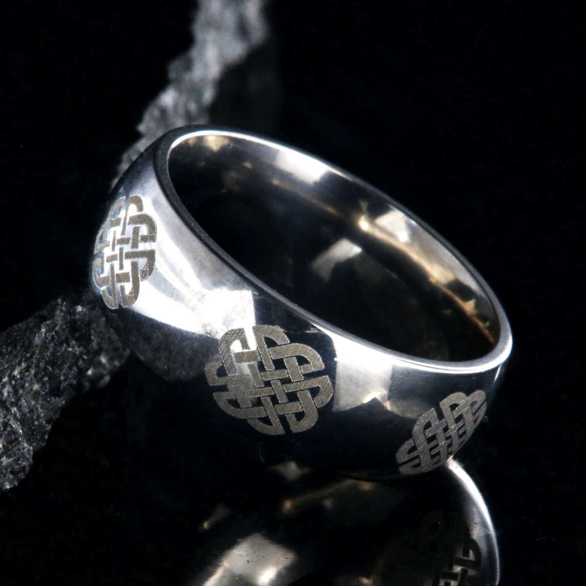 8mm wide titanium ring with Celtic knot design