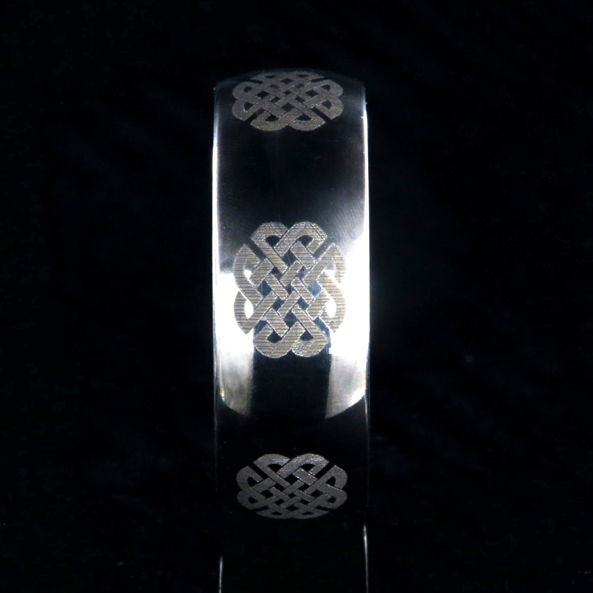8mm wide titanium ring with Celtic knot design