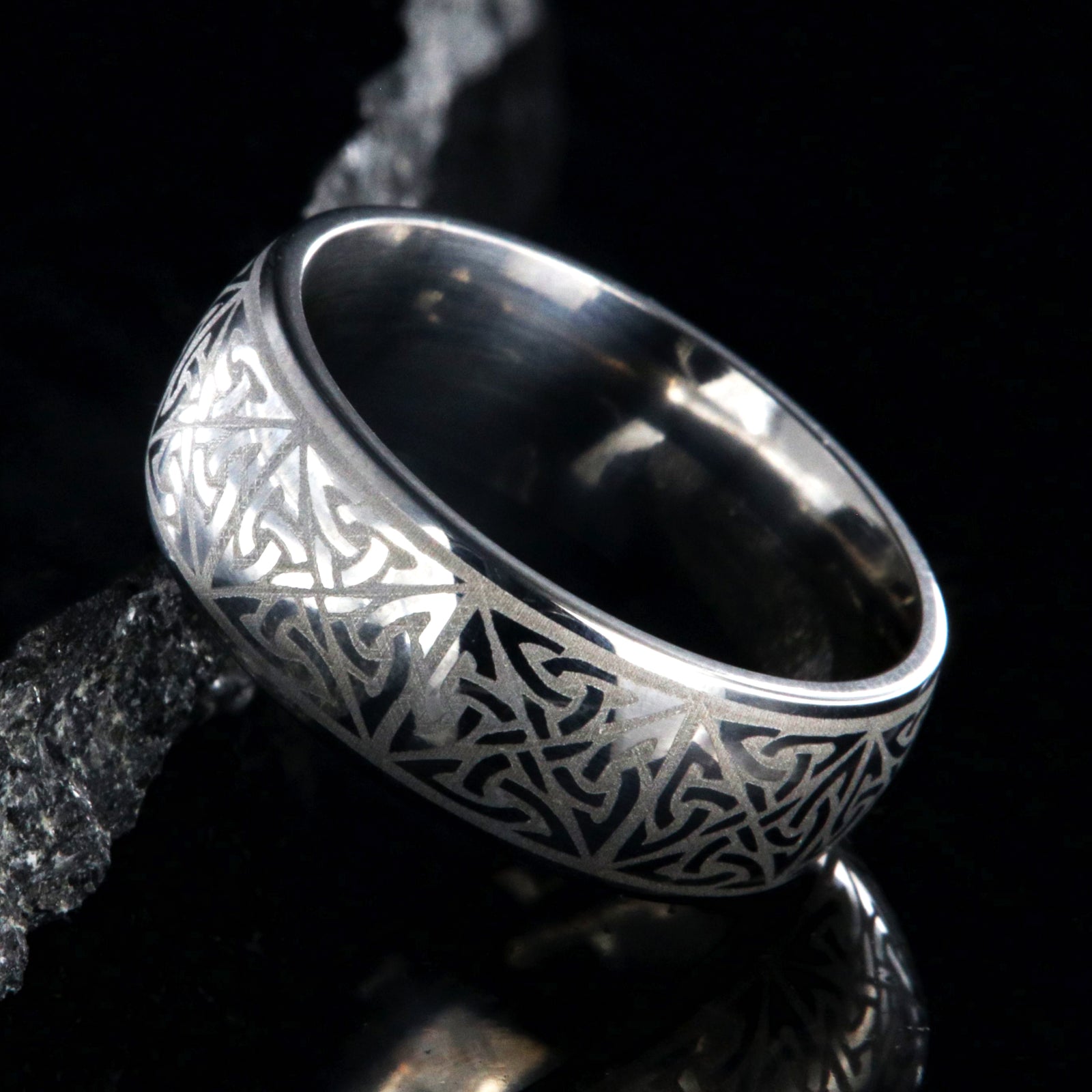 8mm wide titanium Celtic sailor's knot