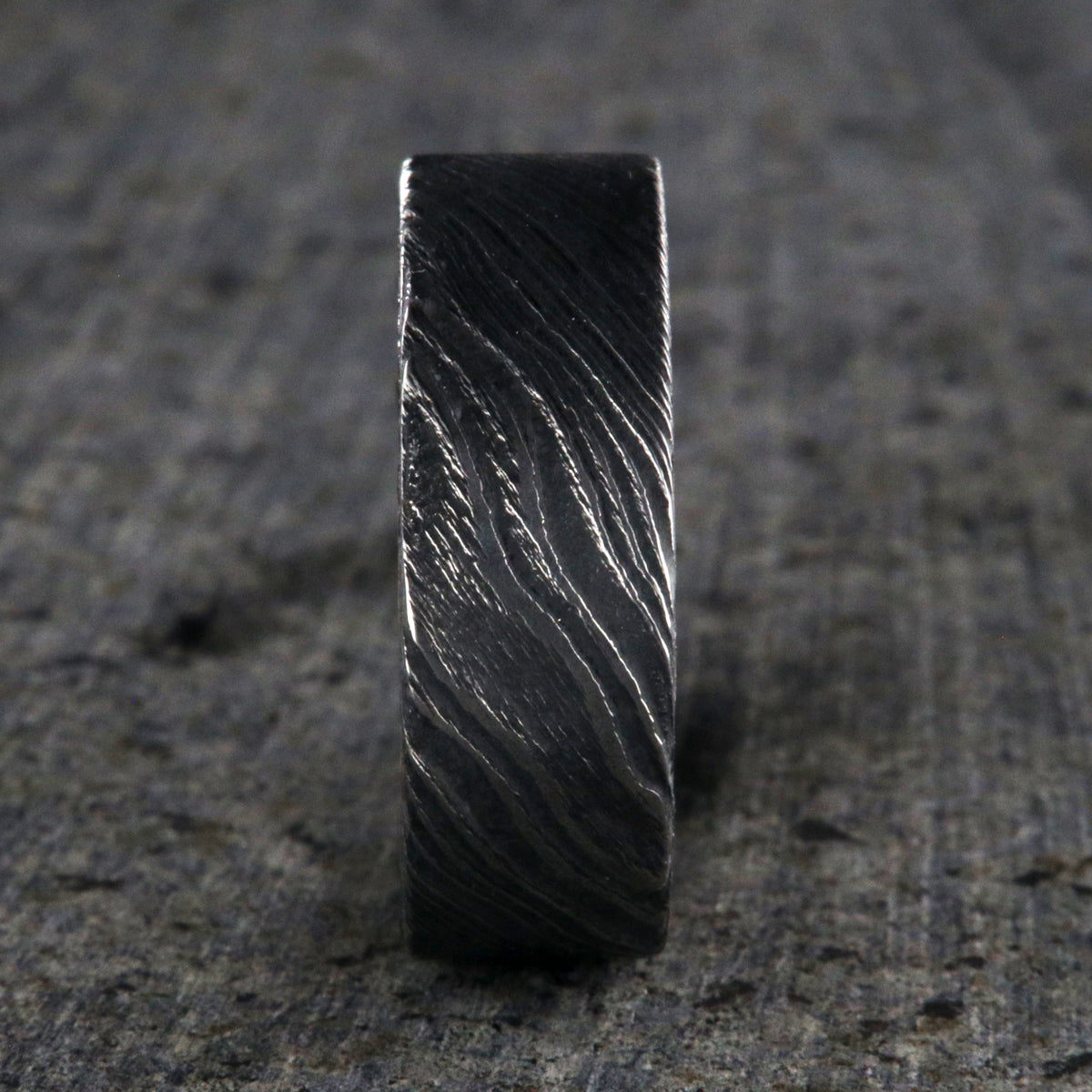 Flat profiled 8mm wide black Damascus steel ring with Jack Daniel&#39;s whiskey barrel sleeve