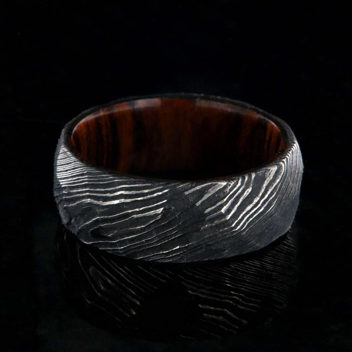 8mm wide black Damascus steel men&#39;s wedding band with an Arizona ironwood sleeve and hammered band finish