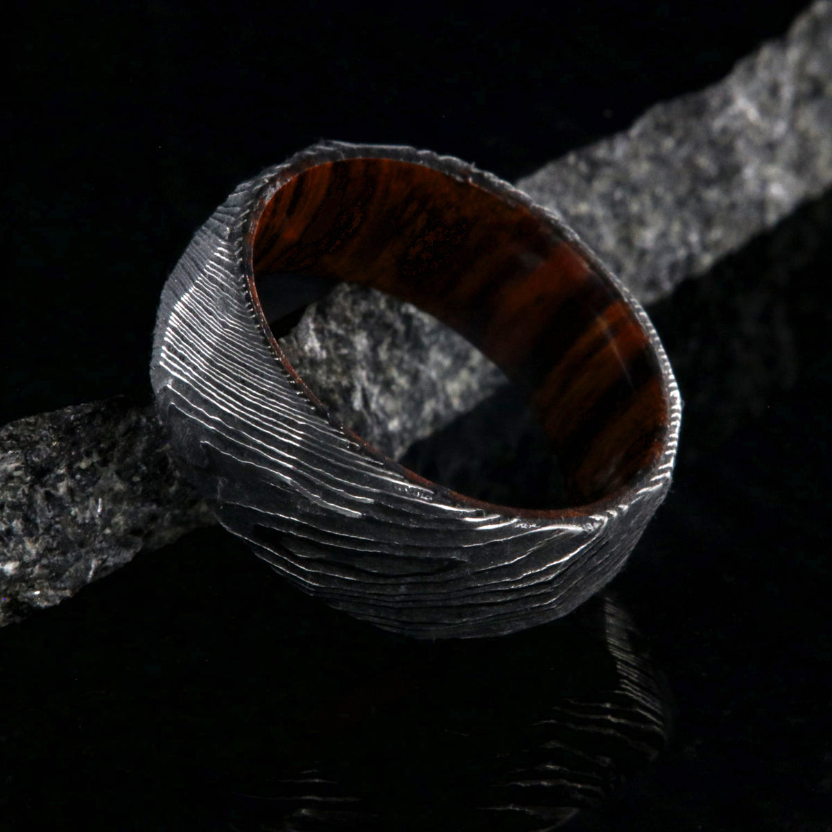 8mm wide black Damascus steel men&#39;s wedding band with an Arizona ironwood sleeve and hammered band finish