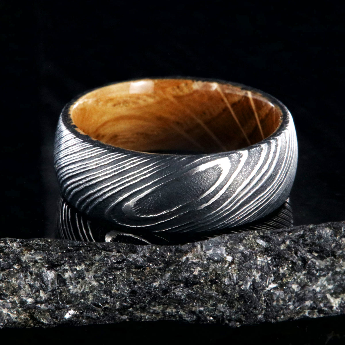 8mm wide black Damascus steel ring with Jack Daniel&#39;s whiskey barrel sleeve and rounded profile
