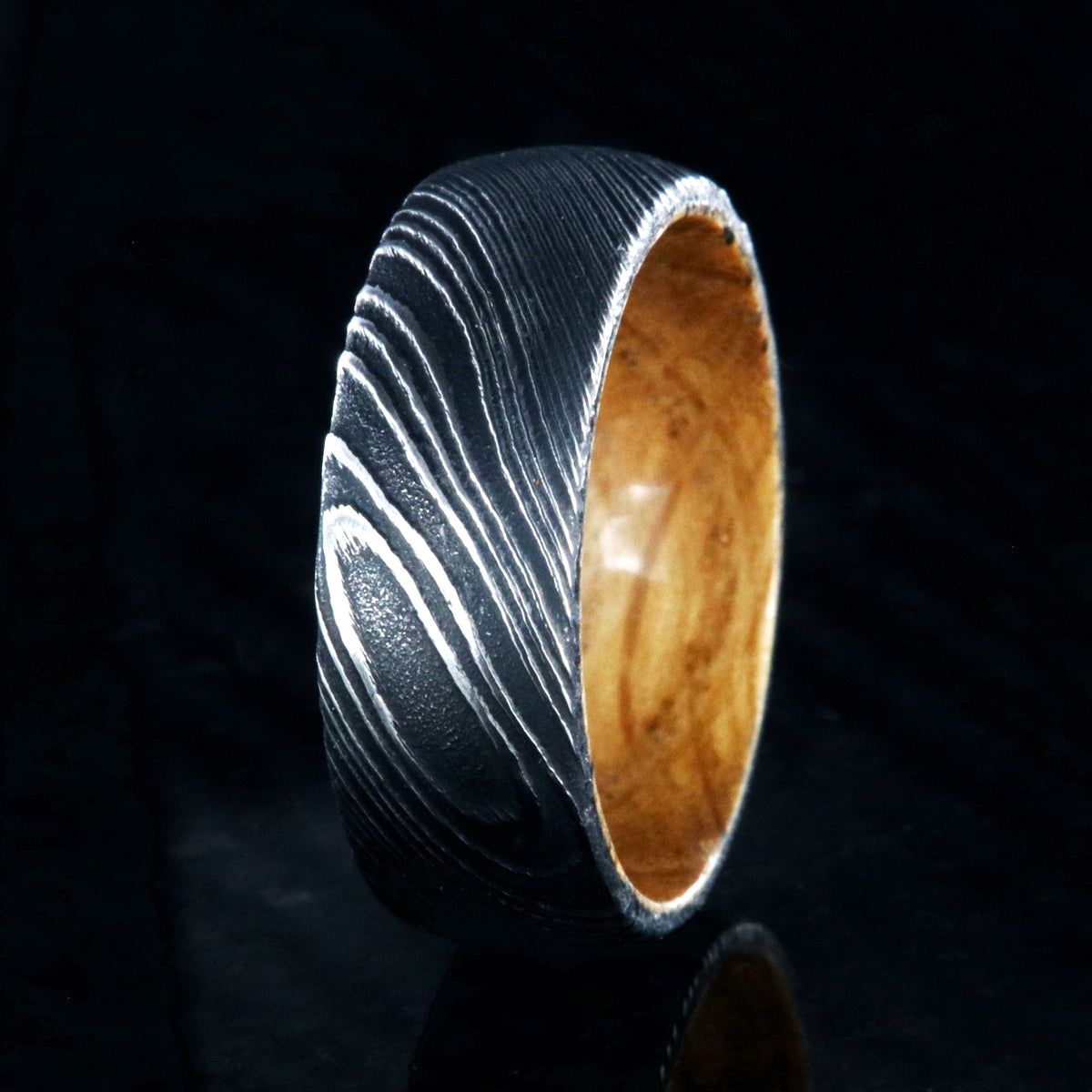 8mm wide black Damascus steel ring with Jack Daniel&#39;s whiskey barrel sleeve and rounded profile