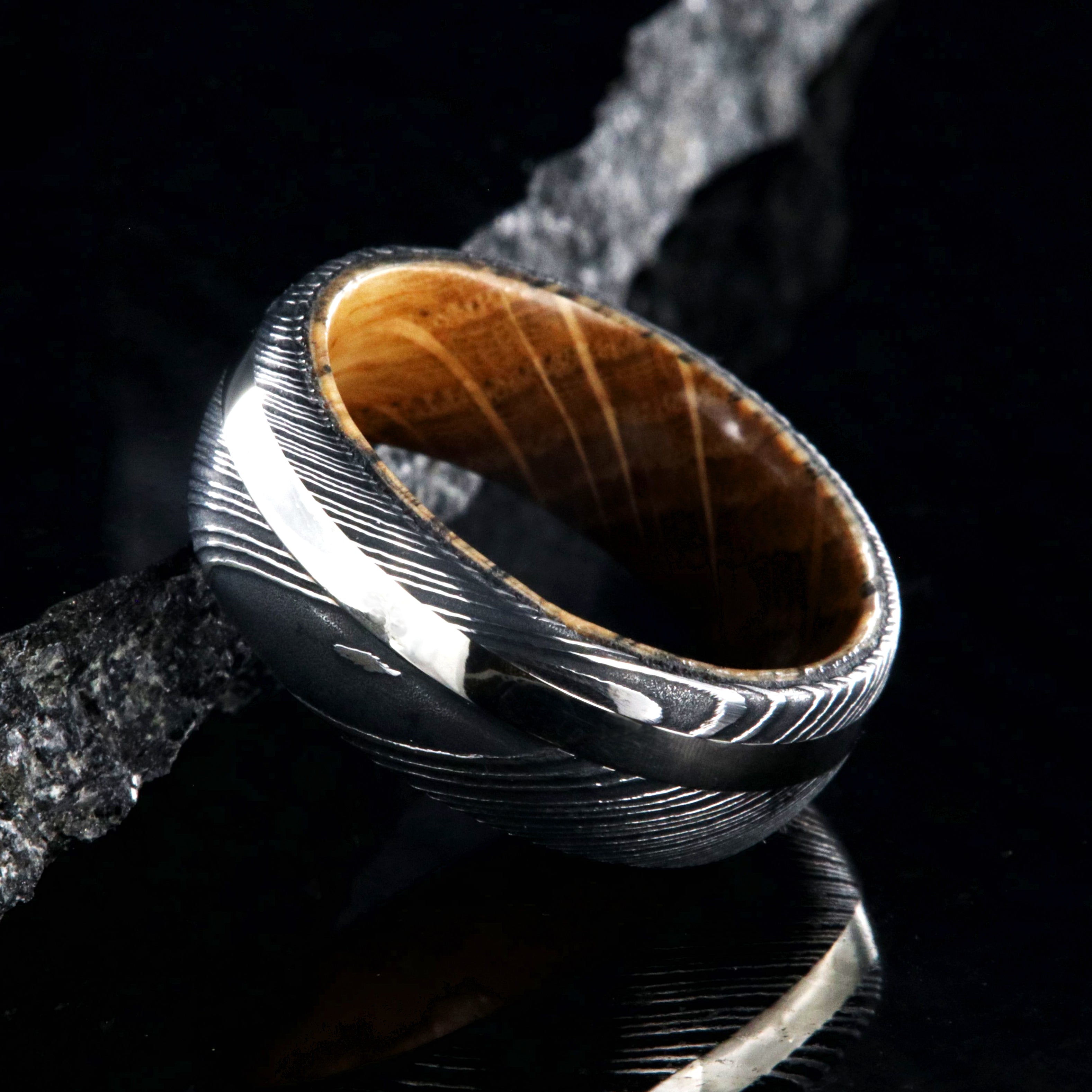 DESIGN Waterproof Stainless Steel Band Ring With Greek Wave Design In Gold Tone - Foto 9