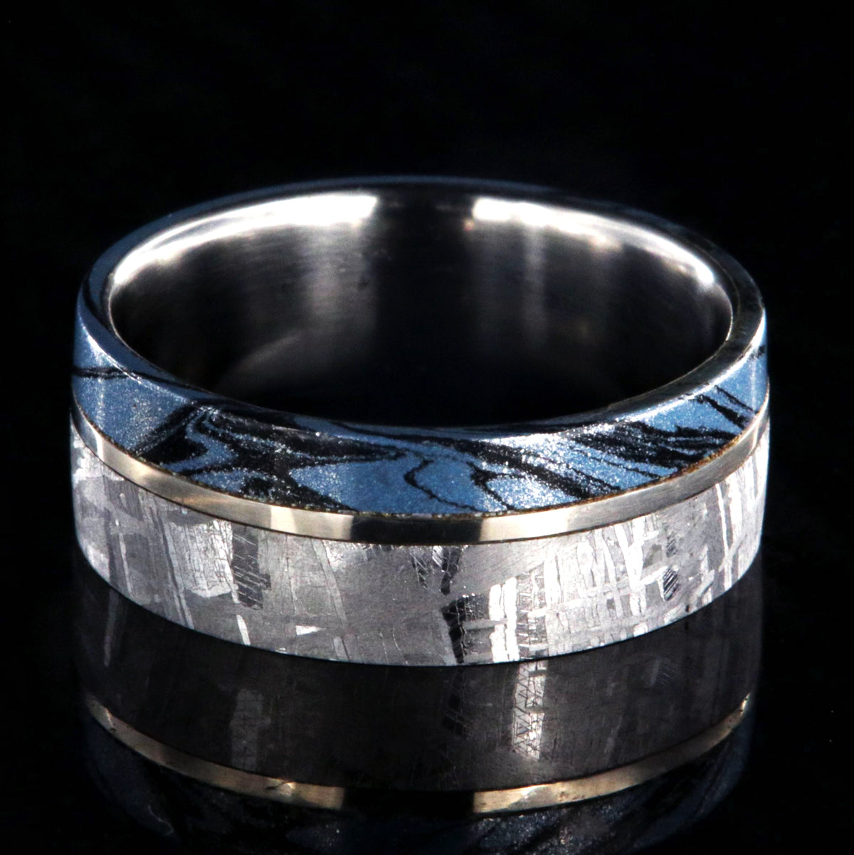 8mm wide wedding band with white gold center inlay with meteorite edge and blue and black cobaltium mokume edge
