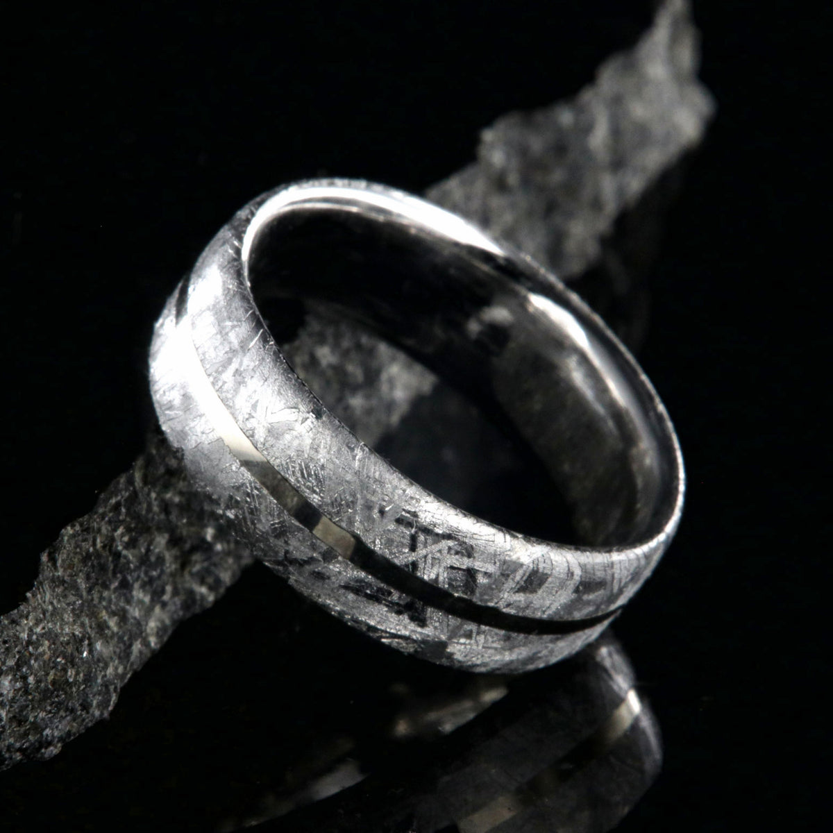 8mm wide men&#39;s meteorite ring with center white gold inlay