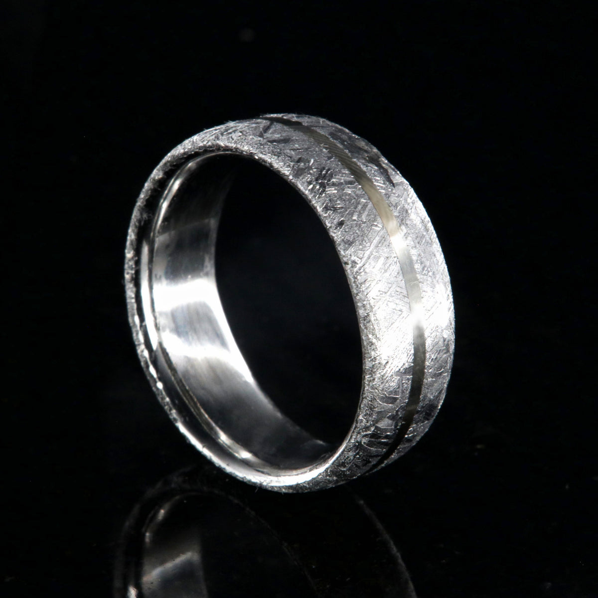 8mm wide men&#39;s meteorite ring with center white gold inlay