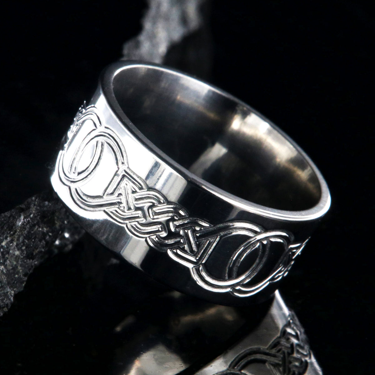 10mm wide titanium ring with a milled sailor&#39;s knot