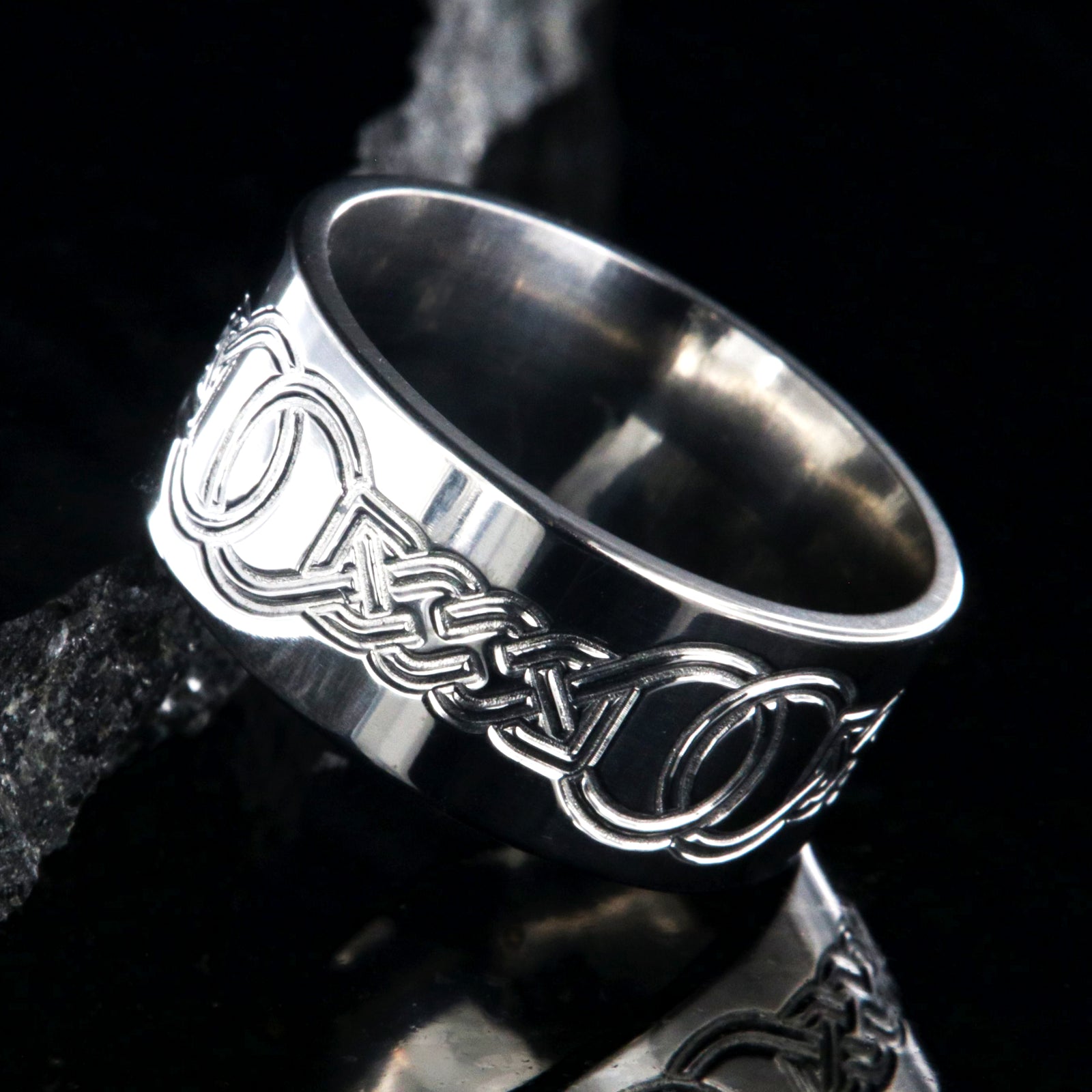 10mm wide titanium ring with a milled sailor's knot