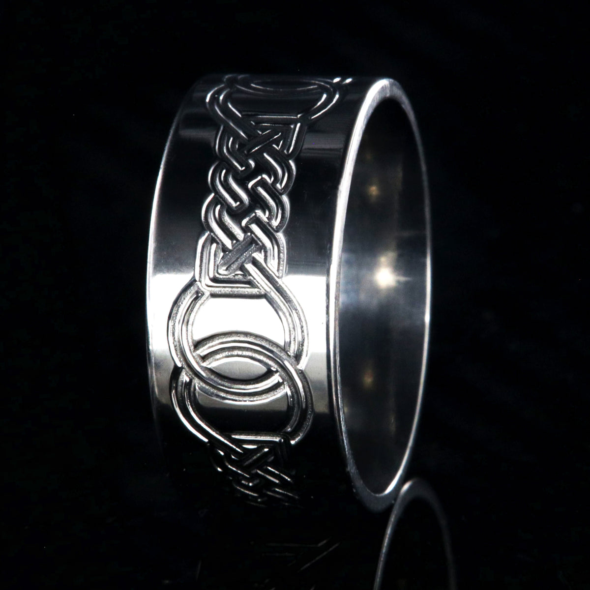 10mm wide titanium ring with a milled sailor&#39;s knot
