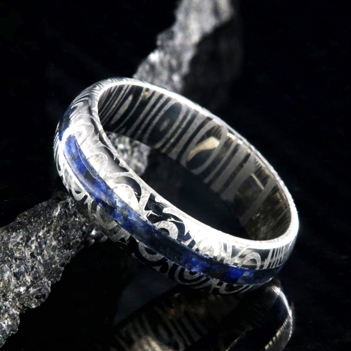 6mm wide Damascus steel ring with 2mm wide lapis lazuli inlay